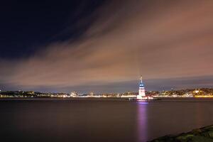 kiz kulesi of meisjesnaam toren Bij nacht in lang blootstelling schot. foto