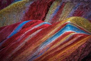 verbazingwekkend landschap van China bergen en blauw lucht achtergrond in zonsondergang. zhangye danxia nationaal geopark, Gansu, China. kleurrijk landschap, regenboog heuvels, ongebruikelijk gekleurde rotsen, zandsteen erosie foto