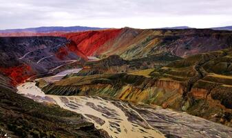 verbazingwekkend landschap van China bergen en blauw lucht achtergrond in zonsondergang. zhangye danxia nationaal geopark, Gansu, China. kleurrijk landschap, regenboog heuvels, ongebruikelijk gekleurde rotsen, zandsteen erosie foto