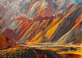 verbazingwekkend landschap van China bergen en blauw lucht achtergrond in zonsondergang. zhangye danxia nationaal geopark, Gansu, China. kleurrijk landschap, regenboog heuvels, ongebruikelijk gekleurde rotsen, zandsteen erosie foto