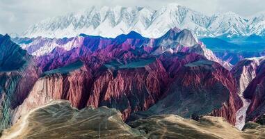 verbazingwekkend landschap van China bergen en blauw lucht achtergrond in zonsondergang. zhangye danxia nationaal geopark, Gansu, China. kleurrijk landschap, regenboog heuvels, ongebruikelijk gekleurde rotsen, zandsteen erosie foto