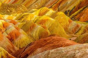 verbazingwekkend landschap van China bergen en blauw lucht achtergrond in zonsondergang. zhangye danxia nationaal geopark, Gansu, China. kleurrijk landschap, regenboog heuvels, ongebruikelijk gekleurde rotsen, zandsteen erosie foto