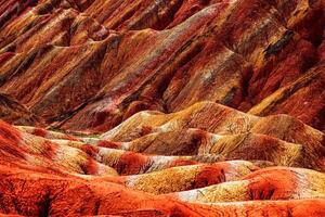 verbazingwekkend landschap van China bergen en blauw lucht achtergrond in zonsondergang. zhangye danxia nationaal geopark, Gansu, China. kleurrijk landschap, regenboog heuvels, ongebruikelijk gekleurde rotsen, zandsteen erosie foto