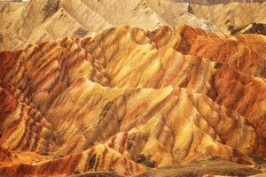 verbazingwekkend landschap van China bergen en blauw lucht achtergrond in zonsondergang. zhangye danxia nationaal geopark, Gansu, China. kleurrijk landschap, regenboog heuvels, ongebruikelijk gekleurde rotsen, zandsteen erosie foto