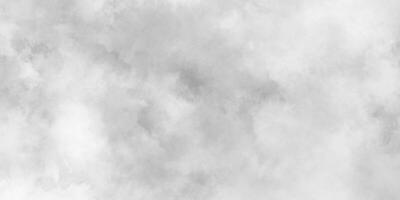 grunge wolken of smog structuur met vlekken, wit bewolkt lucht of cloudscape of mistig, zwart en wit helling waterverf achtergrond. foto