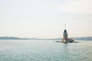 meisjesnaam toren of kiz kulesi met vaag visie van Istanbul foto