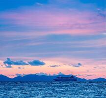 zee zonsondergang met kruis schip foto