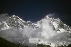 nuptse en lhotse, in de buurt Everest foto