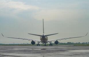 achterzijde visie van een breed lichaam luchtbus a350-941 vliegtuig behoren naar Singapore vliegmaatschappij met breed Vleugels Aan de taxi manier Bij Juanda Internationale luchthaven, Surabaya in sidoarjo, Indonesië, 6 januari 2024 foto