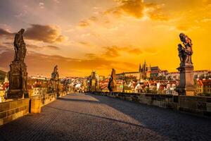 Charles brug en Praag kasteelon zonsopkomst foto