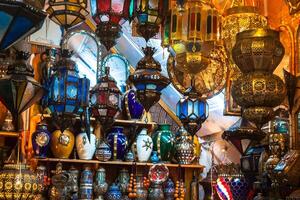 traditioneel glas en metaal lampen in winkel in de medina van Tunis, Tunesië foto