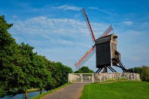 Sint Janshuismolen Sint Janshuis molen windmolen in Brugge Aan zonsondergang, belgie foto
