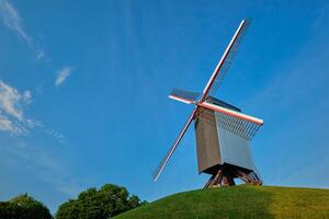 Sint Janshuismolen Sint Janshuis molen windmolen in Brugge Aan zonsondergang, belgie foto