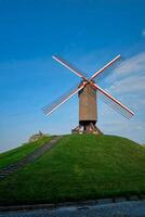 Sint Janshuismolen Sint Janshuis molen windmolen in Brugge Aan zonsondergang, belgie foto