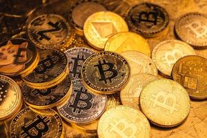 gouden bitcoin en crypto munt achtergrond foto