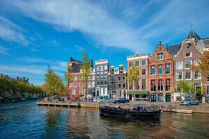 Amsterdam visie kanaal met bord, brug en oud huizen foto
