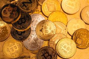 gouden bitcoin en crypto munt achtergrond foto