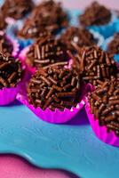 chocola brigadegeneraal. krokant hagelslag, zoet met roze papier. kleurrijk partij voedsel foto