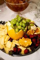 fruit salade. druiven, aardbeien, ananas en oranje. gezond aan het eten foto