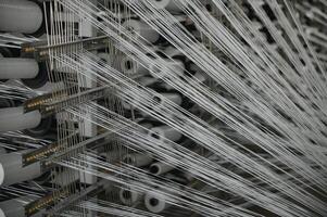 detailopname van draad voor de textiel industrie, weven en kromtrekken foto