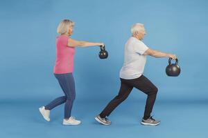 ai gegenereerd senior Kaukasisch Mens en vrouw aan het doen oefening met kettlebell foto