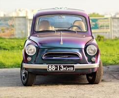 kiev, Oekraïne - april 29, 2017 zazo Zaporozhets, Sovjet oekraïens auto, authentiek uniek Purper kleur Bij de oud auto land- retro auto festival foto