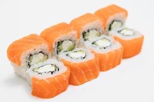 uramaki. Philadelphia klassiek. Zalm, Philadelphia kaas, komkommer, avocado, tobiko foto