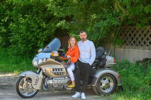 gelukkig man en vrouw zittend Aan een motorfiets3 foto