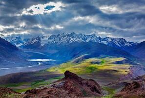 himalayan landschap in Himalaya met rivier- foto