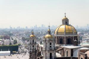 koepels van de kerk van de kerstman Maria de guadalupe kapucijners in de basiliek cdmx Mexico foto