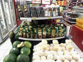 Indonesië - sibolga, 10 maret 2024 divers soorten van fruit zo net zo datums, watermeloen en peren zijn geregeld Aan supermarkt schappen voor consumenten naar kopen foto
