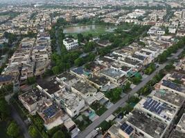 rechthoekig vormig regeling van de rijk wijk, op zoek naar beneden antenne visie van bovenstaand vogel oog visie villa's met zwembad Aan 22-07-2023 in lahore Pakistan foto