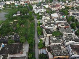 rechthoekig vormig regeling van de rijk wijk, op zoek naar beneden antenne visie van bovenstaand vogel oog visie villa's met zwembad Aan 22-07-2023 in lahore Pakistan foto