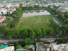 rechthoekig vormig regeling van de rijk wijk, op zoek naar beneden antenne visie van bovenstaand vogel oog visie villa's met zwembad Aan 22-07-2023 in lahore Pakistan foto