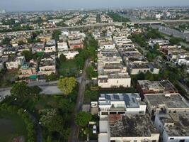 rechthoekig vormig regeling van de rijk wijk, op zoek naar beneden antenne visie van bovenstaand vogel oog visie villa's met zwembad Aan 22-07-2023 in lahore Pakistan foto