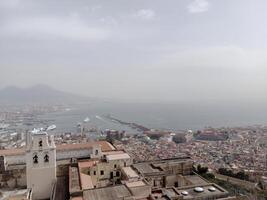 panorama van Napels van castel sant'elmo aanbiedingen een adembenemend visie van de de stad levendig straten, historisch oriëntatiepunten, en de betoverend schoonheid van de baai van Napels foto