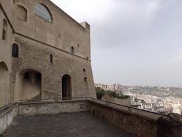 panorama van Napels van castel sant'elmo aanbiedingen een adembenemend visie van de de stad levendig straten, historisch oriëntatiepunten, en de betoverend schoonheid van de baai van Napels foto