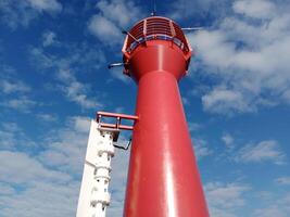 nemen een wandeling langs de haven en pier in kolobrzeg, Polen, aanbiedingen een verrukkelijk ervaring met pittoreske keer bekeken van de Baltisch zee en de bruisend maritiem werkzaamheid. foto