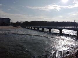 nemen een wandeling langs de haven en pier in kolobrzeg, Polen, aanbiedingen een verrukkelijk ervaring met pittoreske keer bekeken van de Baltisch zee en de bruisend maritiem werkzaamheid. foto