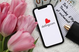 kiev, Oekraïne - februari 23, 2024 datingcom logo van beroemd dating website of app Aan iphone Scherm foto