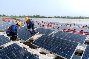 fotovoltaïsche ingenieurs werk Aan drijvend fotovoltaïsche. arbeiders inspecteren en reparatie de zonne- paneel uitrusting drijvend Aan water. ingenieur werken opstelling drijvend zonne- panelen platform systeem Aan de meer. foto