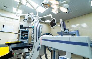 medisch robot chirurgie machine. modern geautomatiseerd medisch apparaat. chirurgisch kamer in ziekenhuis met robot technologie apparatuur, machine arm neurochirurg. foto