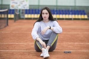 mooi jong meisje Bij de stadion voor tennis.sport vrouw foto