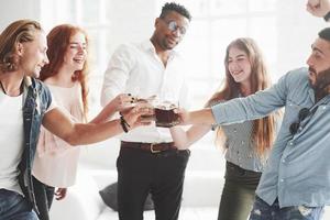 laten we wat drinken. vijf multiraciale kantoormedewerkers vieren hun succes in het bedrijfsleven foto