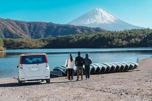 toeristen genieten met fuji berg Bij meer saiko, gelukkig vrienden groep reizen monteren fuji en weg reis fuji vijf meren. mijlpaal voor toeristen attractie. Japan reis, bestemming en vakantie concept foto