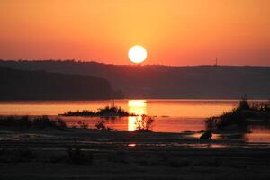 mooi zonsondergang Aan de Donau rivier- in vojvodina, servië. visie van een eiland. foto