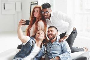 groep multiraciale teamgenoten die het naar hun zin hebben tijdens hun pauze en wat foto's maken foto