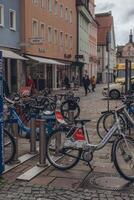 schwabisch gmund, Duitsland -Februari 23, 2024 . fiets huur Aan de hoofd plein van de stad foto