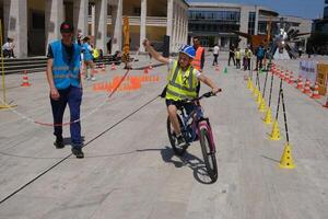 tirana, Albanië 2023 - onderwijs dhe veilig Aan fiets spel foto