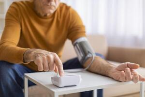 Mens meten bloed druk met digitaal toezicht houden op foto